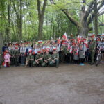 Okolice dębu Bartka zostały udekorowane biało-czerwonymi flagami / Marcin Różyc / Radio Kielce