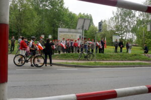 Okolice dębu Bartka zostały udekorowane biało-czerwonymi flagami / Marcin Różyc / Radio Kielce