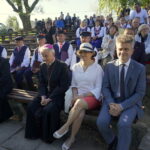 Pierwszy Gminny Przegląd Pieśni Maryjnych. Od prawej: senator PiS Krzysztof Słoń, wojewoda świętokrzyski Agata Wojtyszek, biskup Marian Florczyk / Kamil Król / Radio Kielce