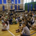 Naukobus wraz z ekspertami z Centrum Nauki Kopernik odwiedził Szkołę Podstawową w Mąchocicach-Scholasterii / Michał Kita / Radio Kielce