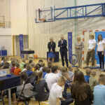 Naukobus wraz z ekspertami z Centrum Nauki Kopernik odwiedził Szkołę Podstawową w Mąchocicach-Scholasterii / Michał Kita / Radio Kielce