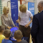 Naukobus wraz z ekspertami z Centrum Nauki Kopernik odwiedził Szkołę Podstawową w Mąchocicach-Scholasterii / Michał Kita / Radio Kielce