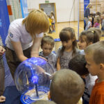 Naukobus wraz z ekspertami z Centrum Nauki Kopernik odwiedził Szkołę Podstawową w Mąchocicach-Scholasterii / Michał Kita / Radio Kielce