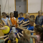 Naukobus wraz z ekspertami z Centrum Nauki Kopernik odwiedził Szkołę Podstawową w Mąchocicach-Scholasterii / Michał Kita / Radio Kielce