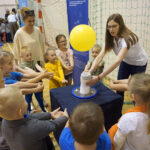 Naukobus wraz z ekspertami z Centrum Nauki Kopernik odwiedził Szkołę Podstawową w Mąchocicach-Scholasterii / Michał Kita / Radio Kielce