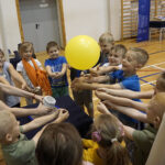 Naukobus wraz z ekspertami z Centrum Nauki Kopernik odwiedził Szkołę Podstawową w Mąchocicach-Scholasterii / Michał Kita / Radio Kielce