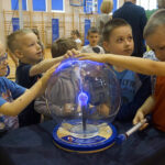 Naukobus wraz z ekspertami z Centrum Nauki Kopernik odwiedził Szkołę Podstawową w Mąchocicach-Scholasterii / Michał Kita / Radio Kielce