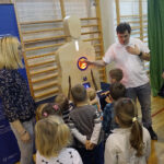 Naukobus wraz z ekspertami z Centrum Nauki Kopernik odwiedził Szkołę Podstawową w Mąchocicach-Scholasterii / Michał Kita / Radio Kielce