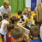 Naukobus wraz z ekspertami z Centrum Nauki Kopernik odwiedził Szkołę Podstawową w Mąchocicach-Scholasterii / Michał Kita / Radio Kielce