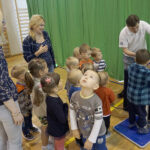 Naukobus wraz z ekspertami z Centrum Nauki Kopernik odwiedził Szkołę Podstawową w Mąchocicach-Scholasterii / Michał Kita / Radio Kielce