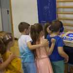 Naukobus wraz z ekspertami z Centrum Nauki Kopernik odwiedził Szkołę Podstawową w Mąchocicach-Scholasterii / Michał Kita / Radio Kielce