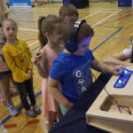 Naukobus wraz z ekspertami z Centrum Nauki Kopernik odwiedził Szkołę Podstawową w Mąchocicach-Scholasterii / Michał Kita / Radio Kielce