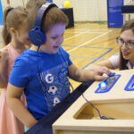 Naukobus wraz z ekspertami z Centrum Nauki Kopernik odwiedził Szkołę Podstawową w Mąchocicach-Scholasterii / Michał Kita / Radio Kielce