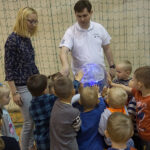 Naukobus wraz z ekspertami z Centrum Nauki Kopernik odwiedził Szkołę Podstawową w Mąchocicach-Scholasterii / Michał Kita / Radio Kielce