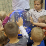 Naukobus wraz z ekspertami z Centrum Nauki Kopernik odwiedził Szkołę Podstawową w Mąchocicach-Scholasterii / Michał Kita / Radio Kielce