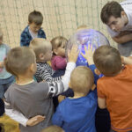 Naukobus wraz z ekspertami z Centrum Nauki Kopernik odwiedził Szkołę Podstawową w Mąchocicach-Scholasterii / Michał Kita / Radio Kielce