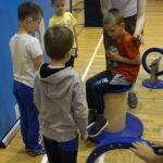 Naukobus wraz z ekspertami z Centrum Nauki Kopernik odwiedził Szkołę Podstawową w Mąchocicach-Scholasterii / Michał Kita / Radio Kielce