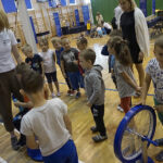 Naukobus wraz z ekspertami z Centrum Nauki Kopernik odwiedził Szkołę Podstawową w Mąchocicach-Scholasterii / Michał Kita / Radio Kielce