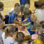 Naukobus wraz z ekspertami z Centrum Nauki Kopernik odwiedził Szkołę Podstawową w Mąchocicach-Scholasterii / Michał Kita / Radio Kielce