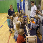 Naukobus wraz z ekspertami z Centrum Nauki Kopernik odwiedził Szkołę Podstawową w Mąchocicach-Scholasterii / Michał Kita / Radio Kielce