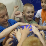 Naukobus wraz z ekspertami z Centrum Nauki Kopernik odwiedził Szkołę Podstawową w Mąchocicach-Scholasterii / Michał Kita / Radio Kielce