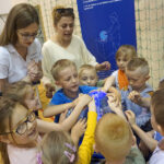 Naukobus wraz z ekspertami z Centrum Nauki Kopernik odwiedził Szkołę Podstawową w Mąchocicach-Scholasterii / Michał Kita / Radio Kielce