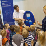 Naukobus wraz z ekspertami z Centrum Nauki Kopernik odwiedził Szkołę Podstawową w Mąchocicach-Scholasterii / Michał Kita / Radio Kielce