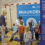 Naukobus wraz z ekspertami z Centrum Nauki Kopernik odwiedził Szkołę Podstawową w Mąchocicach-Scholasterii / Michał Kita / Radio Kielce