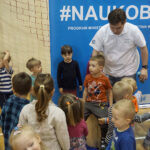 Naukobus wraz z ekspertami z Centrum Nauki Kopernik odwiedził Szkołę Podstawową w Mąchocicach-Scholasterii / Michał Kita / Radio Kielce