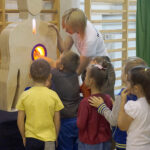 Naukobus wraz z ekspertami z Centrum Nauki Kopernik odwiedził Szkołę Podstawową w Mąchocicach-Scholasterii / Michał Kita / Radio Kielce