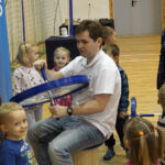 Naukobus wraz z ekspertami z Centrum Nauki Kopernik odwiedził Szkołę Podstawową w Mąchocicach-Scholasterii / Michał Kita / Radio Kielce