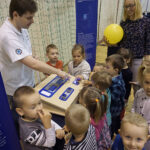 Naukobus wraz z ekspertami z Centrum Nauki Kopernik odwiedził Szkołę Podstawową w Mąchocicach-Scholasterii / Michał Kita / Radio Kielce