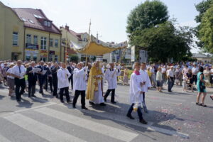 Procesja z kościoła Wniebowzięcia NMP we Włoszczowie / Mateusz Kaczmarczyk / Radio Kielce