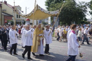 Procesja z kościoła Wniebowzięcia NMP we Włoszczowie / Mateusz Kaczmarczyk / Radio Kielce