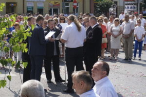 Procesja z kościoła Wniebowzięcia NMP we Włoszczowie / Mateusz Kaczmarczyk / Radio Kielce