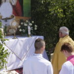 Procesja z kościoła Wniebowzięcia NMP we Włoszczowie / Mateusz Kaczmarczyk / Radio Kielce