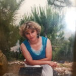 Grażyna Spaczyńska w Izraelu, przy tablicy i drzewku upamiętniającym jej ojca / Archiwum rodzinne