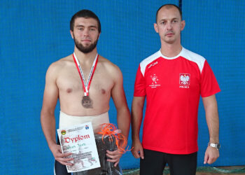 Brązowy medalista Mistrzostw Polski juniorów w sumo Dominik Kłak ze swoim trenerem Karolem Kucharczykiem / Guliwer Kielce