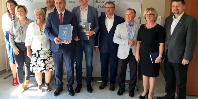 Podpisanie umowy do budowę instalacji sanitarnej w gminie Daleszyce / Marcin Różyc / Radio Kielce