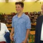 Otwarcie czytelni w I LO im. Mikołaja Reja w Jędrzejowie. Od lewej: Joanna Gomułka, prof. Stanisław Gomułka i Wojciech Głowacki, maturzysta, uczeń szkoły z najwyższą średnią / Anna Zygan