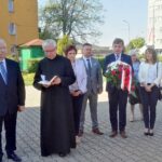Starachowice. Uroczystości upamiętniające polskich robotników pomordowanych w latach totalitarnych rządów PZPR. Od lewej: poseł Krzysztof Lipiec, ks. Marek Janas, starosta starachowicki Danuta Krępa, wiceprzewodniczący sejmiku województwa świętokrzyskiego Andrzej Pruś / Anna Głąb / Radio Kielce