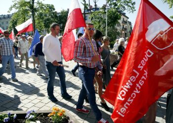 Pierwszomajowy pochód ulicami Kielc zorganizowany przez SLD / Jarosław Kubalski / Radio Kielce