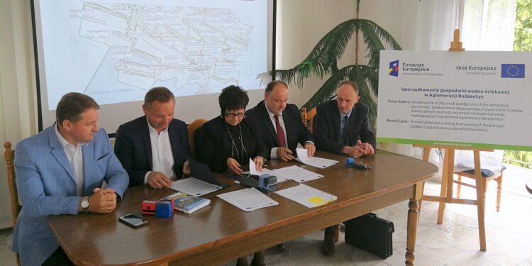 Podpisanie umowy na rozbudowę i modernizacje oczyszczalni ścieków w Bodzentynie / Mirosław Kimla / Urząd Miasta i Gminy Bodzentyn