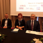 III Ogólnopolska Konferencja „Ewidencja świadczeń zdrowotnych podstawą bezpieczeństwa prawno-finansowego placówki medycznej”. Na zdjęciu od lewej: Bartosz Stemplewski - prezes Związku Pracodawców Szpitali Powiatowych w województwie świętokrzyskim; dr Erwin Strzesak - przewodniczący Oddziału Wielkopolskiego Polskiego Towarzystwa Zdrowia Publicznego, Wielkopolskie Centrum Onkologii im. Marii Skłodowskiej-Curie w Poznaniu; profesor Grażyna Nowak-Starz - prodziekan Wydziału Lekarskiego i Nauk o Zdrowiu UJK; profesor Stanisław Góźdź - dyrektor Świętokrzyskiego Centrum Onkologii; dr Michał Chrobot - prezes Zarządu Polskiego Towarzystwa Koderów Medycznych / Iwona Murawska / Radio Kielce