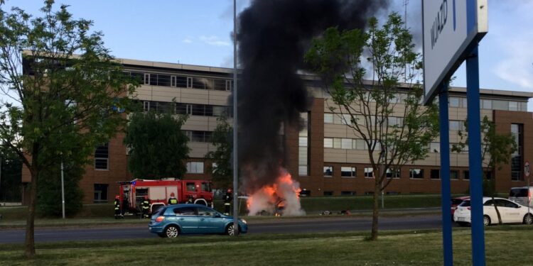 W Kielcach na ulicy Wrzosowej spłonął samochód osobowy / Arkadiusz Miller / Radio Kielce