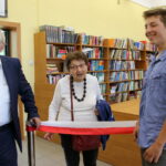 Otwarcie czytelni w I LO im. Mikołaja Reja w Jędrzejowie. Od lewej: prof. Stanisław Gomułka, Joanna Gomułka i  i Wojciech Głowacki, maturzysta, uczeń szkoły z najwyższą średnią / Anna Zygan