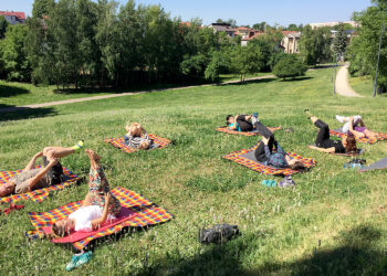 II Piknik Rodzinny. Ćwiczenia pilates w Parku Piszczele / Grażyna Szlęzak-Wójcik / Radio Kielce