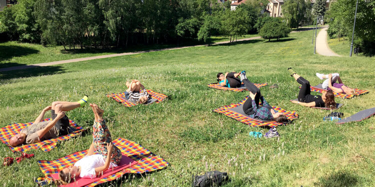 II Piknik Rodzinny. Ćwiczenia pilates w Parku Piszczele / Grażyna Szlęzak-Wójcik / Radio Kielce
