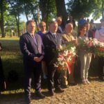 Koprzywnica. Obchody 9 rocznicy wizyty Prezydenta RP Lecha Kaczyńskiego. Na zdjęciu: Marek Kwitek - poseł PiS, Jarosław Rusiecki - senator PiS / Grażyna Szlęzak - Wójcik / Radio Kielce