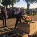 Koprzywnica. Obchody 9 rocznicy wizyty Prezydenta RP Lecha Kaczyńskiego. Kwiaty składa - senator Jarosław Rusiecki / Grażyna Szlęzak - Wójcik / Radio Kielce